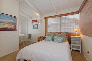 3 bedrooms, desk, iron/ironing board, travel crib