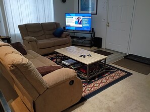 TV connectée, cheminée, lecteur de DVD, baby-foot