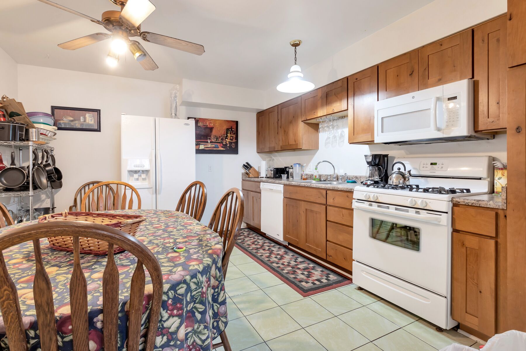 Close to Cottonwood Canyons. 5 Queen beds, 2 single Beds. Hot tub and foosball