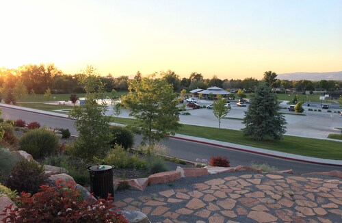  5 kuningattaret ja 2 sänkyä. Yksityinen poreallas, wifi ja kaapeli. Helppo pääsy