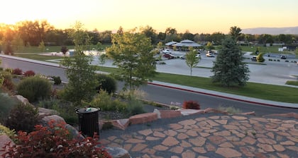 5 kuningattaret ja 2 sänkyä. Yksityinen poreallas, wifi ja kaapeli. Helppo pääsy