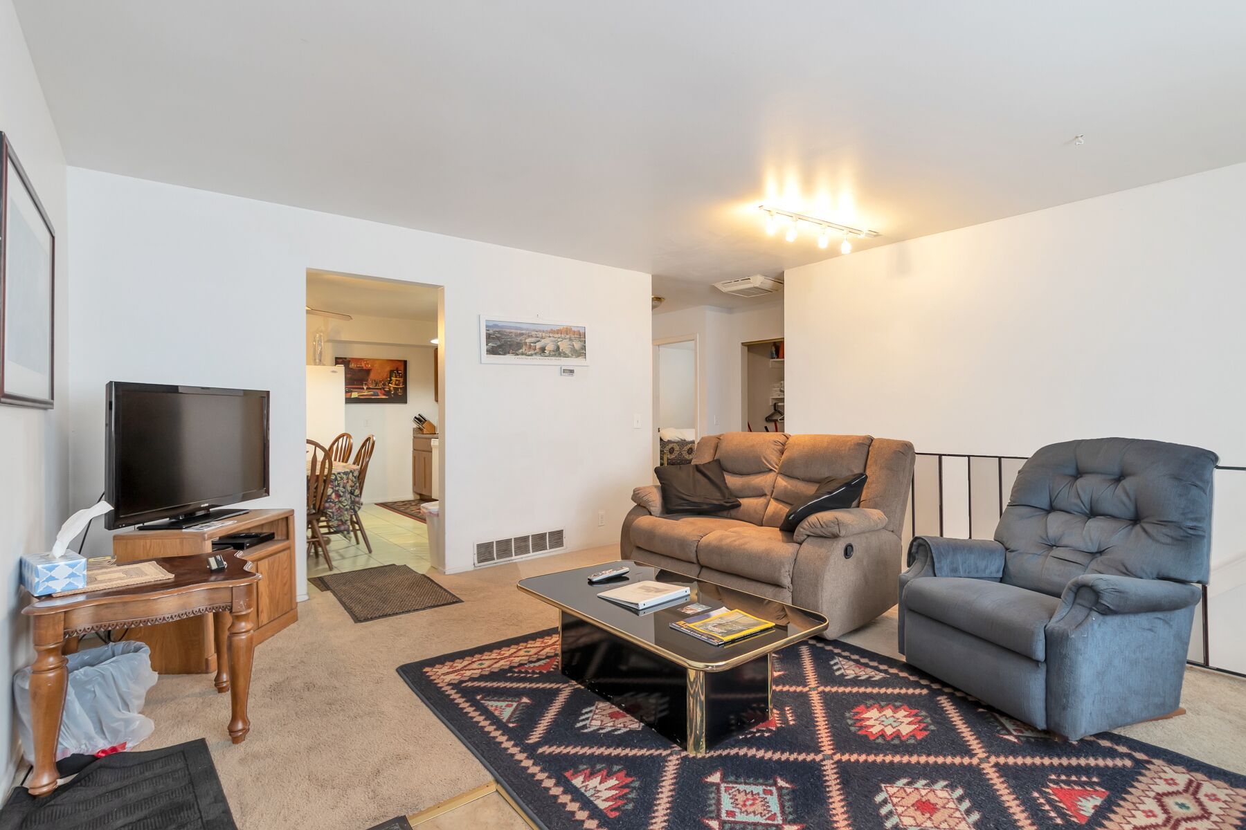 Close to Cottonwood Canyons. 5 Queen beds, 2 single Beds. Hot tub and foosball