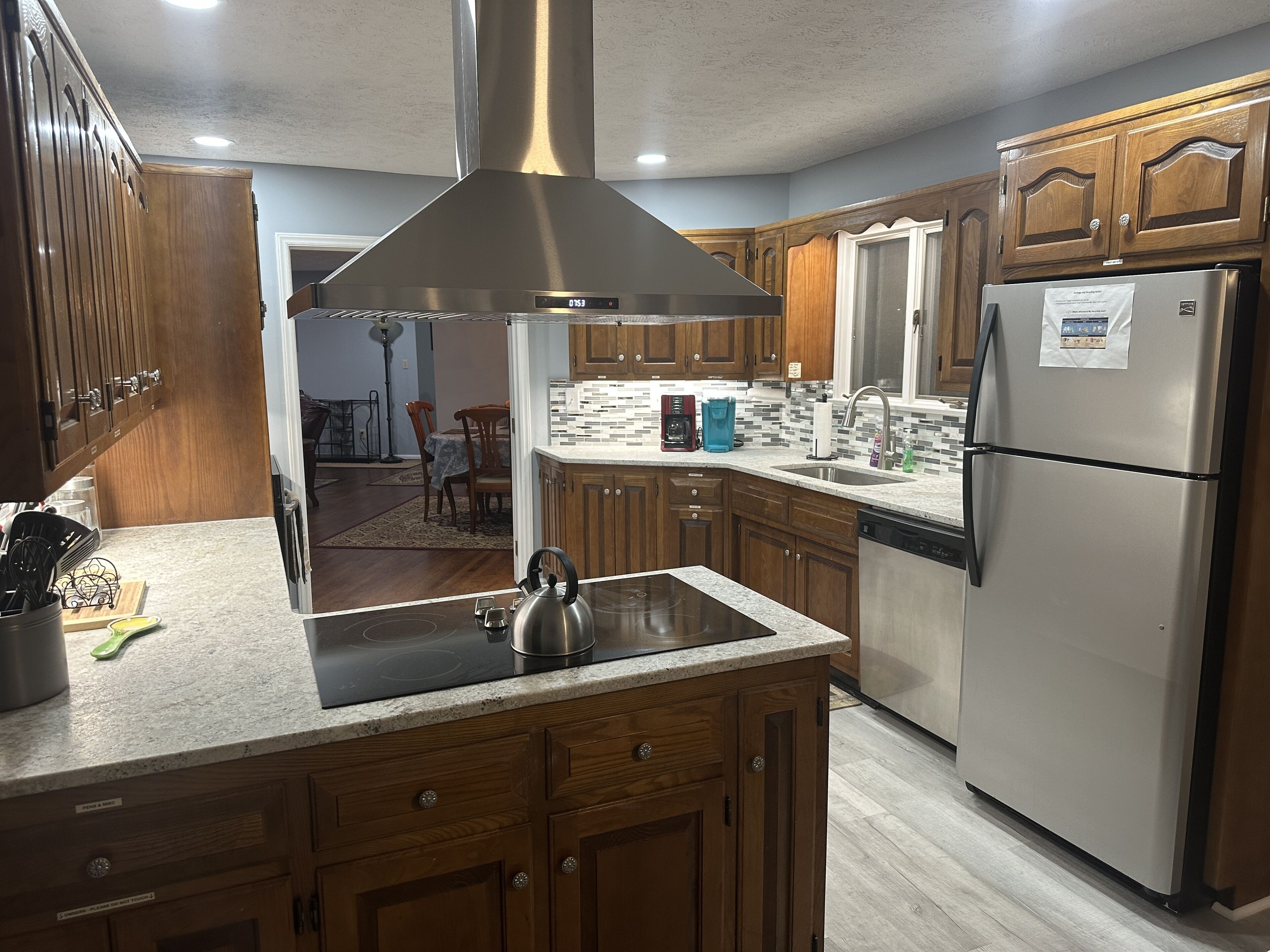 Frigorífico, microondas, horno y placa de cocina