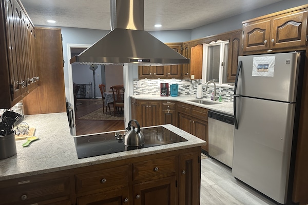 Frigorífico, microondas, horno y placa de cocina