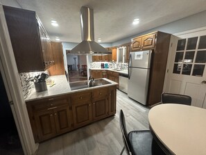 ثلاجة، ميكروويف، فرن، موقد طهي مسطح