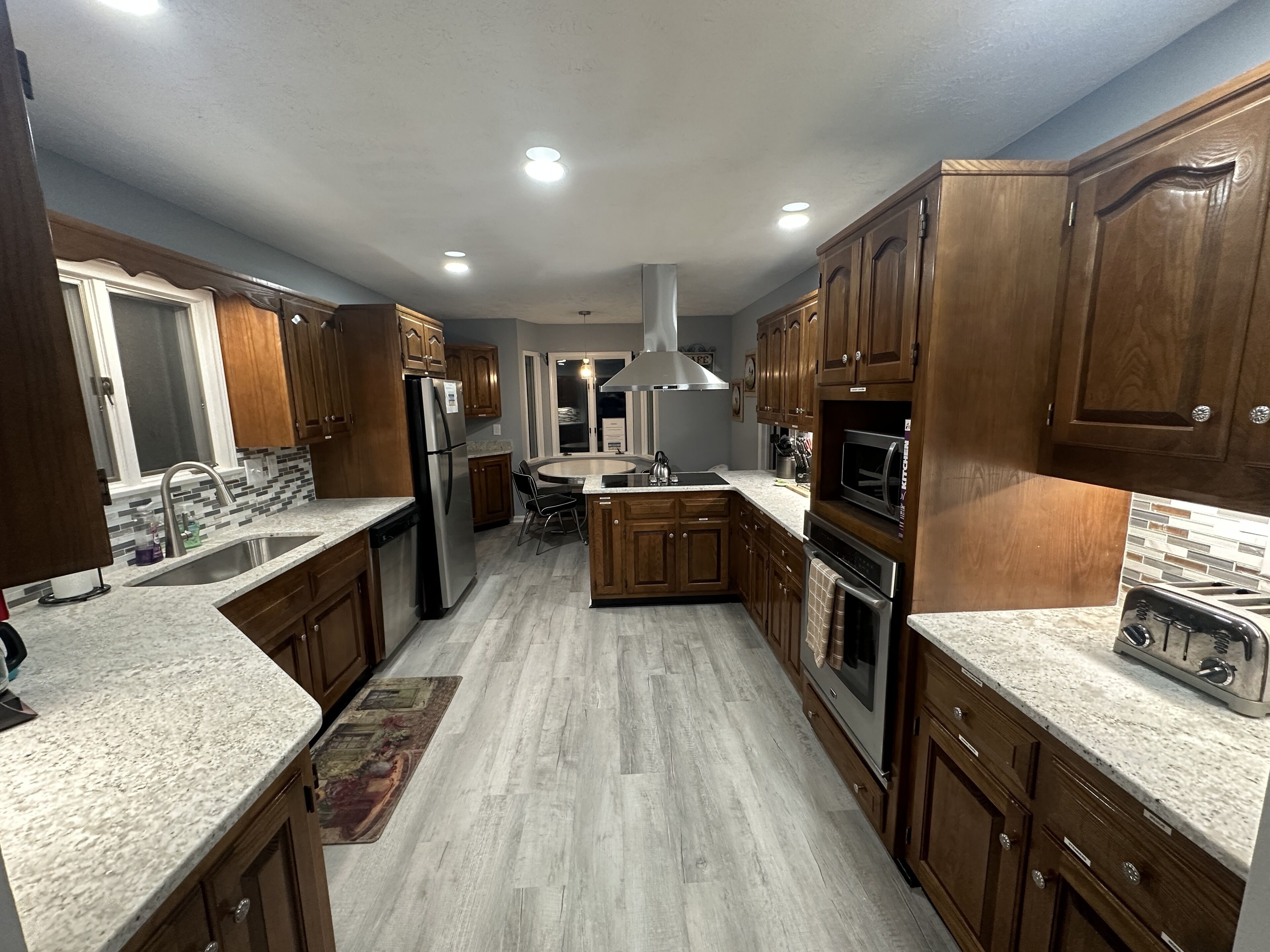 Kjøleskap, mikrobølgeovn, ovn og kokeplater