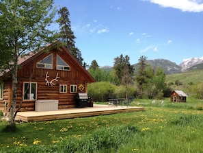 Outdoor dining - Log Cabin Getaway On Ranch close to Yellowstone Park (Gardiner)