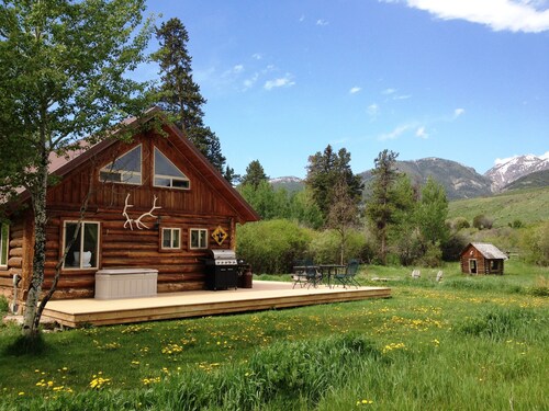 Log Cabin Getaway On Ranch close to Yellowstone Park