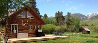 Log Cabin Getaway On Ranch close to Yellowstone Park