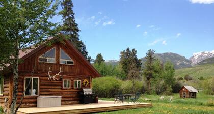 Log Cabin Getaway On Ranch close to Yellowstone Park
