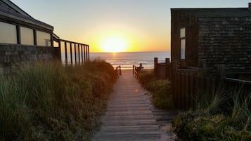 Playa en los alrededores, camastros y toallas de playa