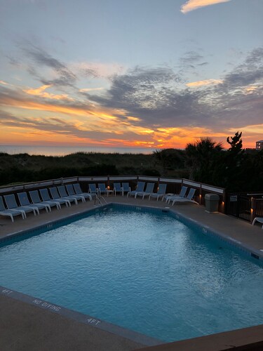 Hermoso Southport, frente de golf y club de playa en Oak Island. Nuevos contadores de cuarzo 