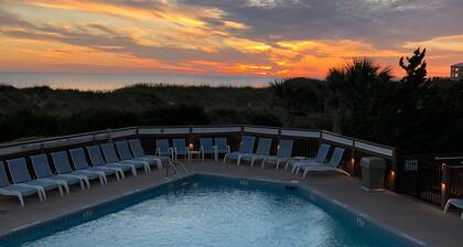 Hermoso Southport, frente de golf y club de playa en Oak Island. Nuevos contadores de cuarzo