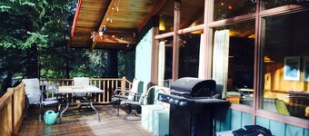2 blocks to ski lifts! 9 person hot tub! Walk to XC ski,
Restaurants & Brewery!