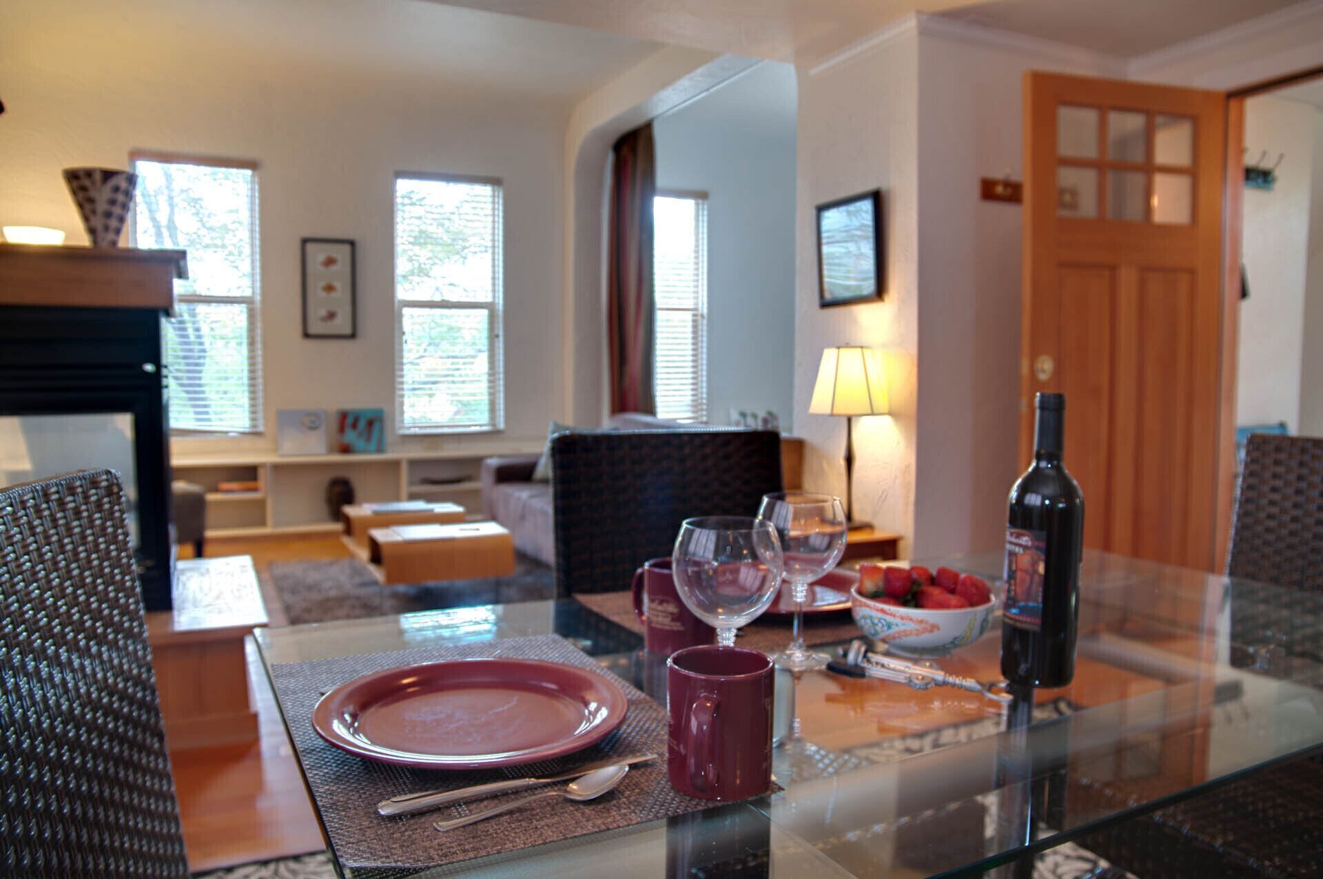 Downtown Beautiful & Stylish Apartment, One block off Main St 