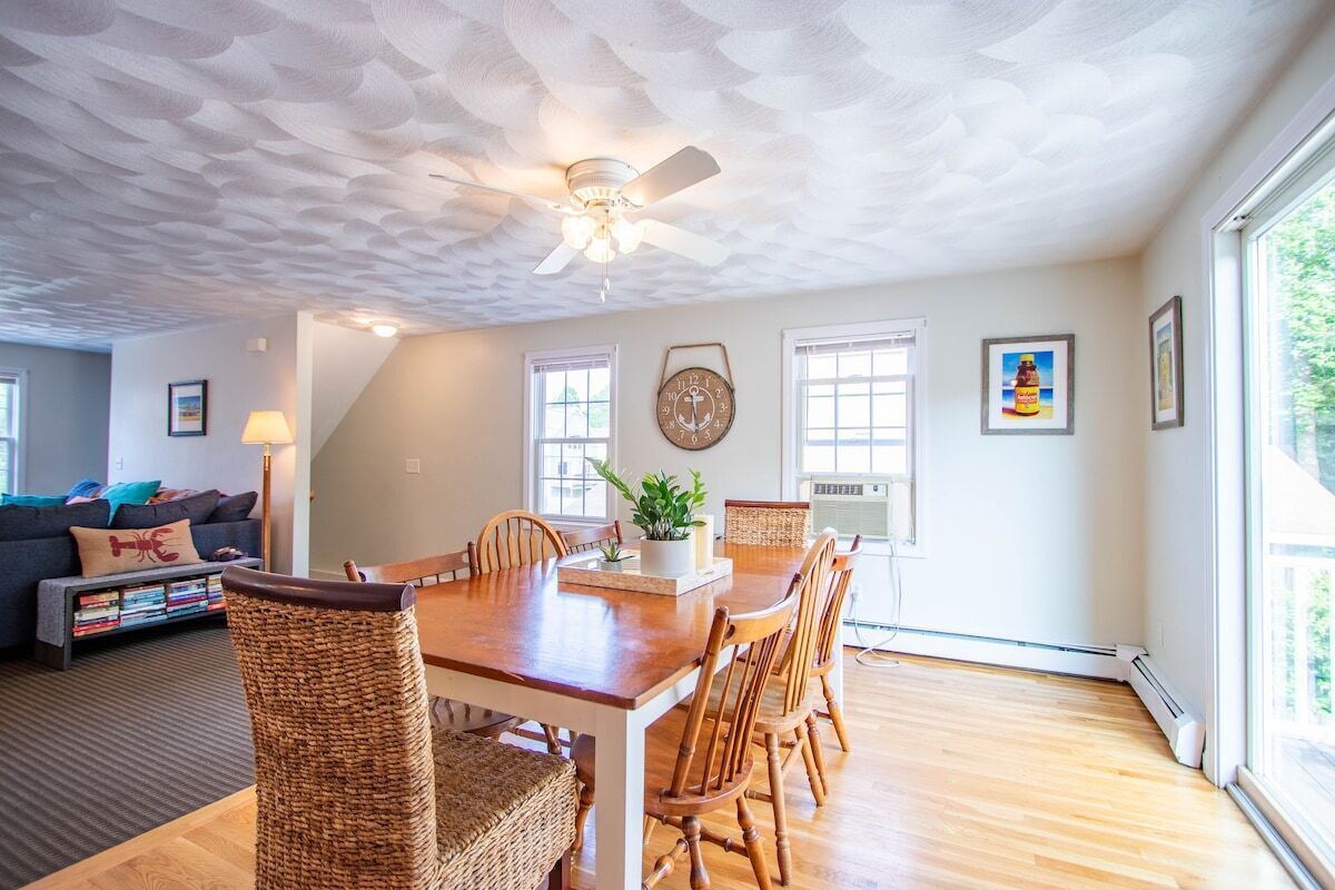 6 Bdrm Home in the Bonnet Shores Neighborhood!