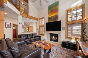 Televisión, chimenea y reproductor de DVD 