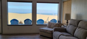 Smart-TV, Bücher, Stereoanlage