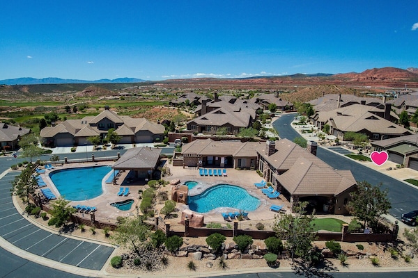 Piscina a l'aire lliure i piscina climatitzada