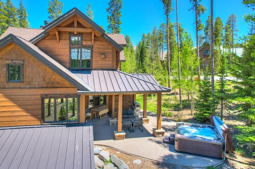 Peak 8 Luxury- 6Bed /6.5Baths Sleeps 14 in 11 beds, Hot tub, Sauna & Pool table