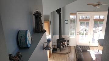 Smart-tv, een open haard, een dvd-speler en boeken