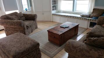 Smart-tv, een open haard, een dvd-speler en boeken