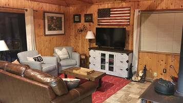 Een smart-tv, videogames, tafelvoetbal en boeken