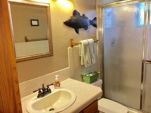 淋浴/盆浴组合、毛巾、肥皂、洗发水