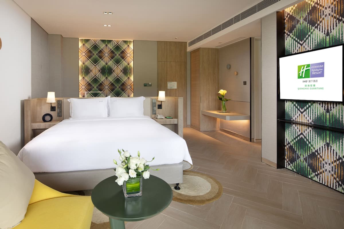 Standard Room, 1 King Bed, Balcony, Garden View