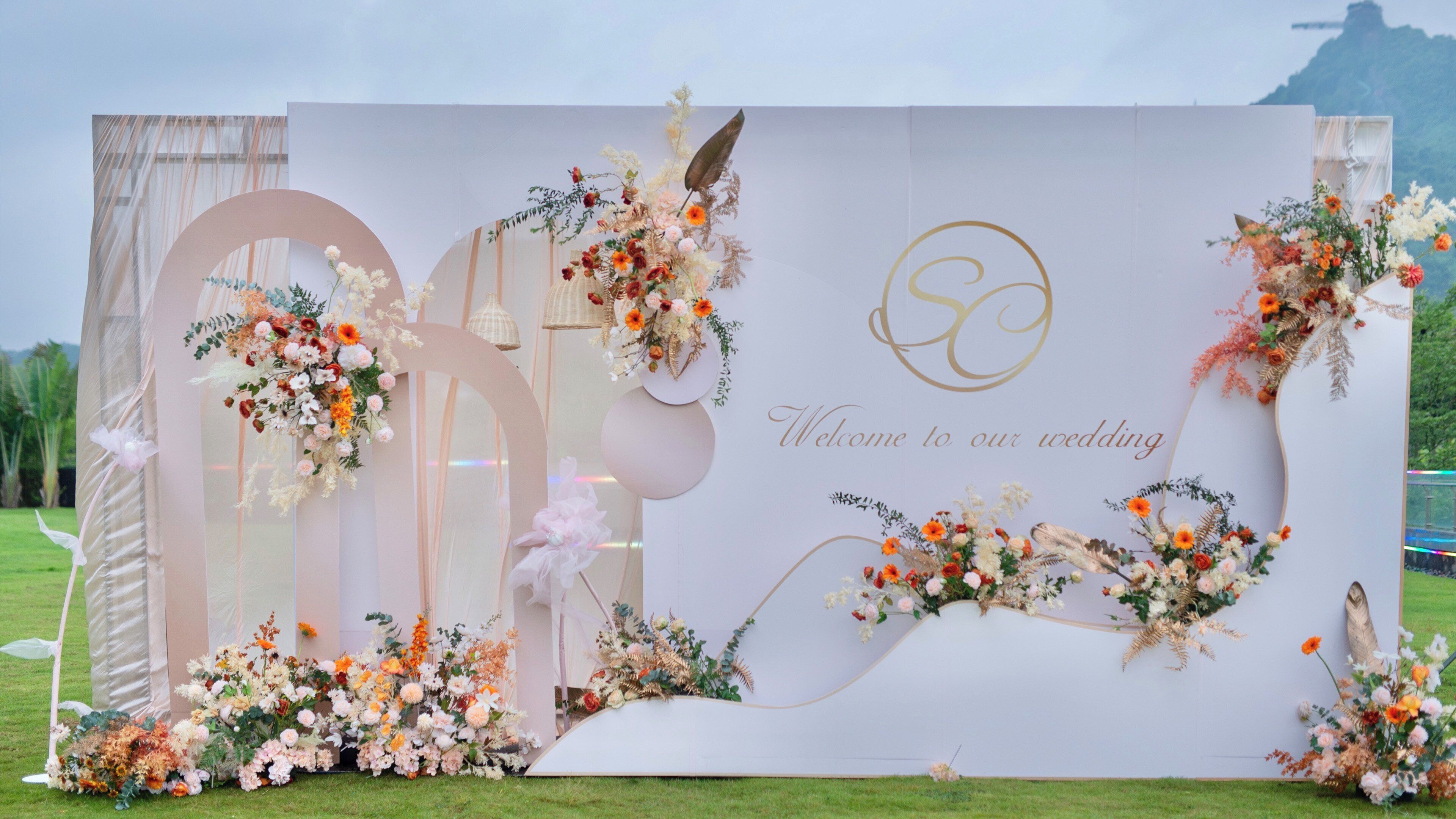 Decorado de boda con arreglos florales y un letrero grande con el número 50.