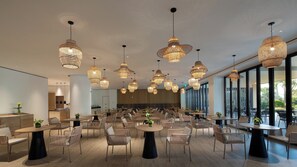 2 restaurants, breakfast served - Holiday Inn Resort Qionghai Guantang by IHG (Qionghai)