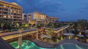 Indoor pool, outdoor pool, open 8:00 AM to 11:30 PM, sun loungers - Holiday Inn Resort Qionghai Guantang by IHG (Qionghai)