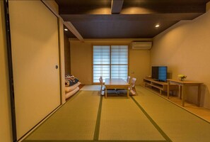 베이직 하우스, 침대(여러 개), 금연 | 2 개의 침실, 각각 다른 스타일의 인테리어, 책상, 암막 커튼