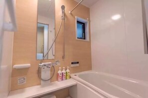 Basic House, Multiple Beds, Non Smoking | Bathroom | Separate tub and shower, deep soaking tub, rainfall showerhead