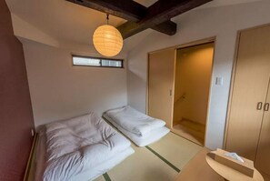 Decoración personalizada, escritorio, cortinas blackout y wifi gratis 