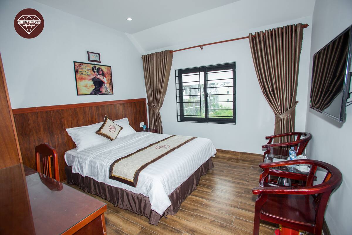 Escritorio, cortinas blackout, wifi gratis y ropa de cama 