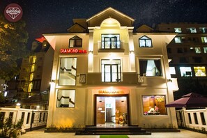 Mặt tiền nơi lưu trú - ban đêm