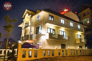 Front of property - evening/night - Diamond Golf Valley Hotel (Da Lat)