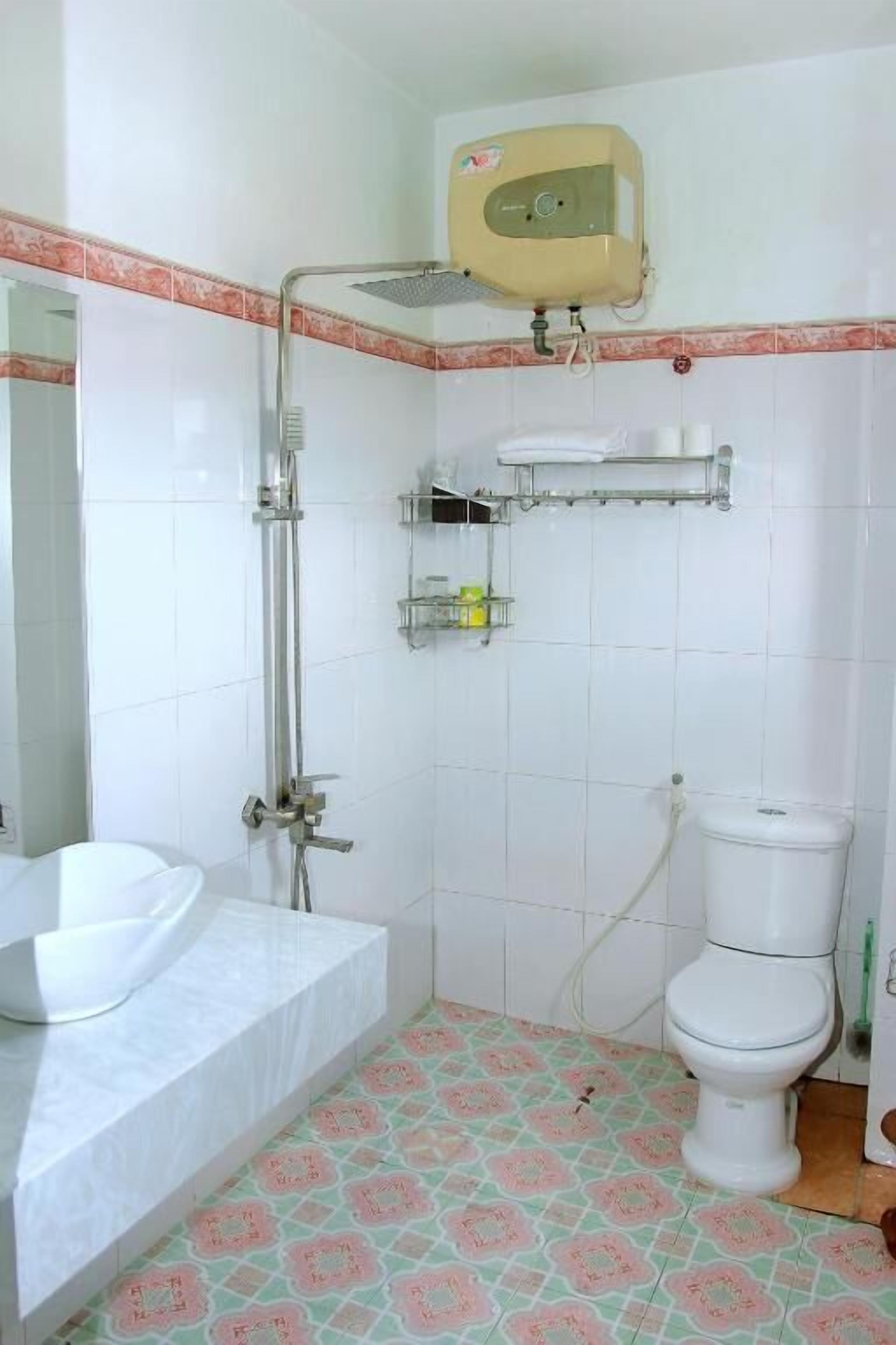 Un baño con ducha, inodoro y lavabo.