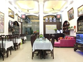 Se sirven desayunos, almuerzos y cenas; cocina vietnamita