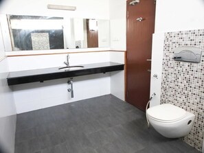 Deluxe Room, City View | Bathroom