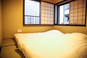 บ้านพัก, 4 ห้องนอน, ปลอดบุหรี่ | ห้องพักตกแต่งอย่างมีเอกลักษณ์, โต๊ะทำงาน, ผ้าม่านกันแสง, Wi-Fi ฟรี