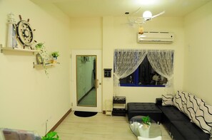 37-inch LCD TV with cable channels, TV - Meet Happiness B&B (Donggang)
