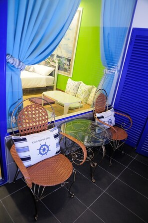 Phòng đôi Deluxe, 1 giường cỡ king, ban công | Bàn, màn/rèm cản sáng, phòng cách âm