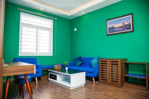ห้องพัก | บริเวณนั่งเล่น | ทีวีจอแบน
