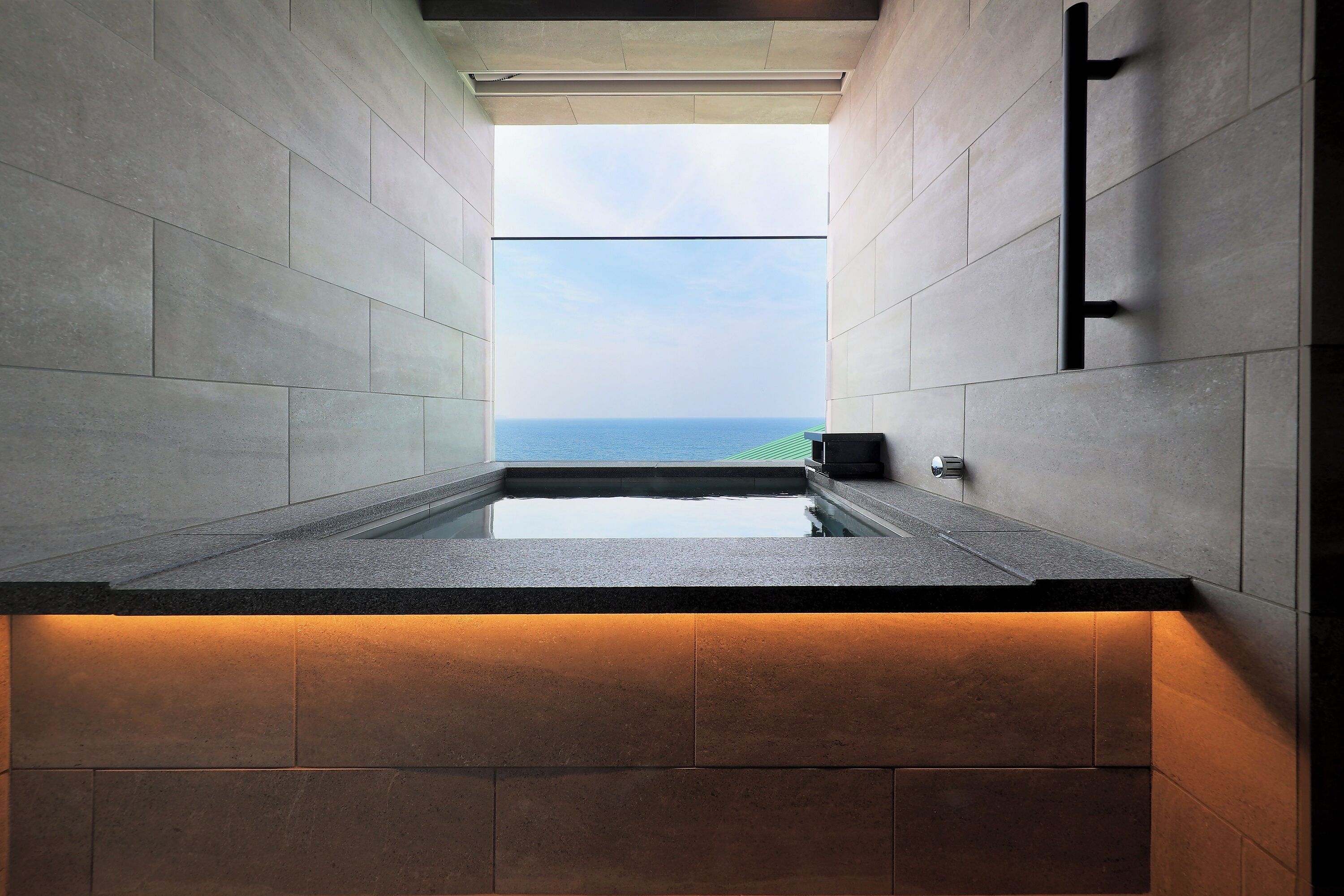 トップ フロア スイート 海一望絶景温泉露天風呂付 禁煙 | バスルーム | 個別の浴槽とシャワー、温泉浴槽、バスアメニティ (無料)、ヘアドライヤー