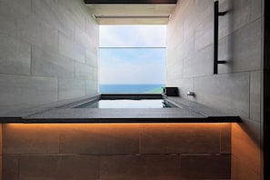 Suite, non-fumeurs (Top Front, with Open-air Bath) | Salle de bain | Baignoire et douche séparées, baignoire d'eau douce