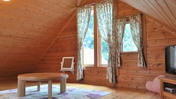 Rose (4 Adults) | 1 bedroom, individually decorated, individually furnished, free WiFi