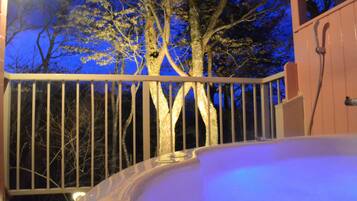 Rose (4 Adults) | Bathroom | Separate tub and shower, deep soaking tub, free toiletries, hair dryer