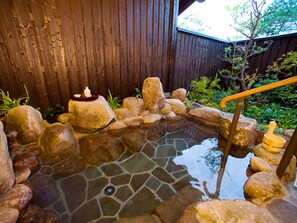 A stone hot spring with a wooden deck and a small bridge. - OKAYAMA HIRUZEN villas Peter Pan (Maniwa)